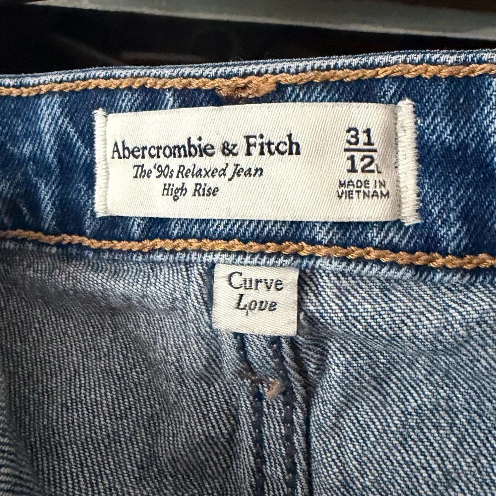 Abercrombie & Fitch Curve Love 90s High Rise Relaxed Jean Long - Picture 3 of 4